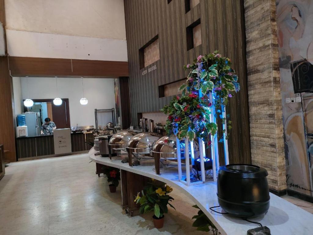 City Hotel Tasikmalaya Buitenkant foto